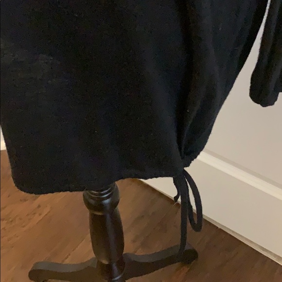 Rounded neckline cold shoulder long sleeve top - Picture 5 of 8